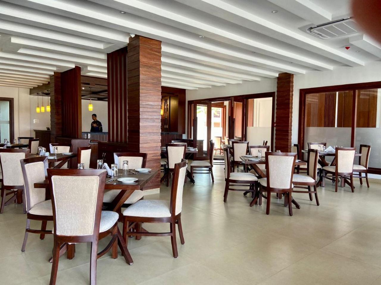 Regenta Resort & Spa By Riverside, Chitwan Exterior foto