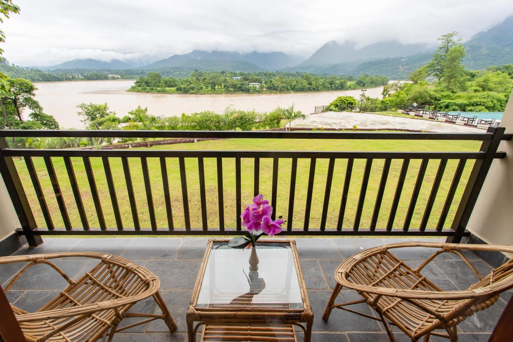 Regenta Resort & Spa By Riverside, Chitwan Exterior foto